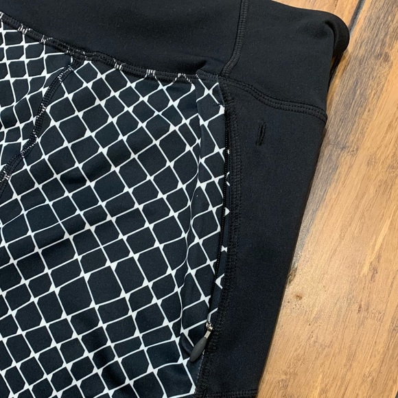 NWT UA Fly By Capri Legging - Picture 6 of 8